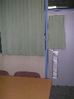 写真:生涯学習センター内のカーテンの設置