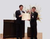 鈴木スポーツ庁長官より表彰状を授与している写真です