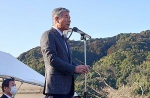 駅伝大会で挨拶を行う平井一三市長