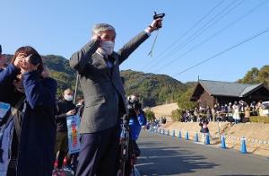 スタートの号砲を鳴らす平井一三市長