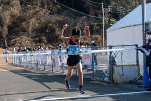 ゴールする二日市中陸上競技部A