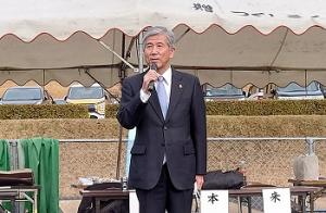 挨拶を行う平井一三市長