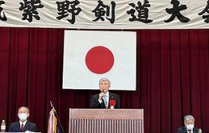 挨拶を行う平井一三市長