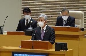 提案理由の説明を行う平井一三市長