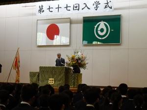 あいさつをする平井一三市長