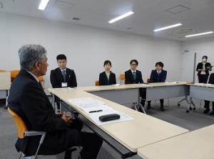 話をする平井市長