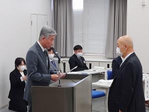 委嘱書を交付する平井市長