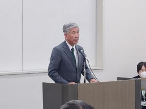 あいさつをする平井一三市長