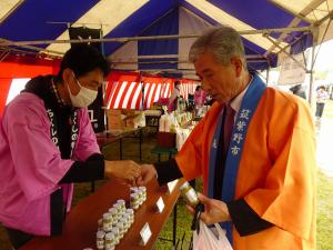 買い物をする平井市長