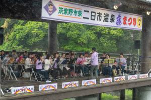 水上ステージで演奏する筑紫野市吹奏楽団