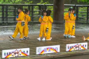 水上ステージで踊る子どもたち