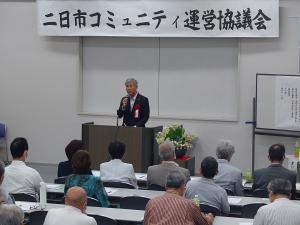 あいさつをする平井一三市長