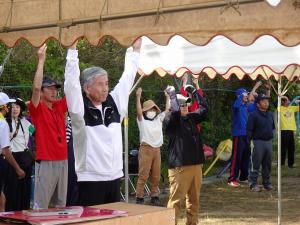 二日市中学校で体操をする平井一三市長