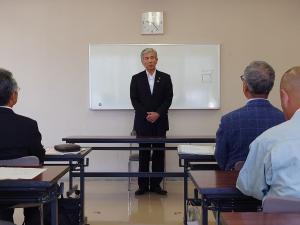 区長委嘱書交付式（山口）であいさつをする平井一三市長