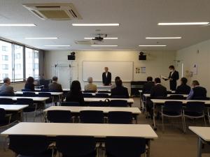 区長委嘱書交付式（二日市東）であいさつをする平井一三市長