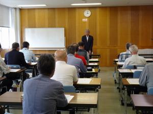 区長委嘱書交付式（二日市）であいさつをする平井一三市長