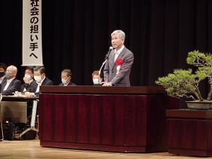 あいさつをする平井一三市長