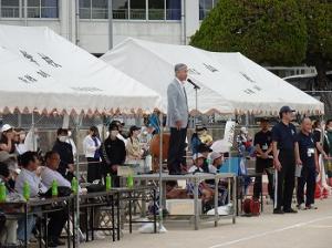 山家小学校であいさつをする平井一三市長