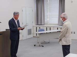 委嘱書を交付する平井一三市長