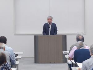 あいさつをする平井一三市長