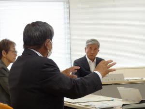 会議で協議する平井一三市長