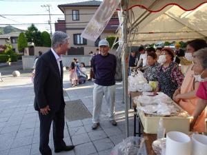 地域の方とお話する平井一三市長