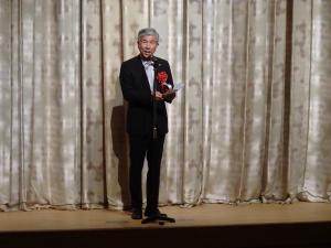 あいさつをする平井一三市長