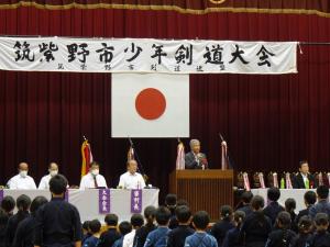 あいさつをする平井一三市長