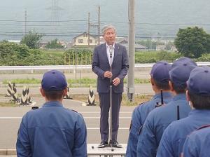 挨拶を行う平井一三市長