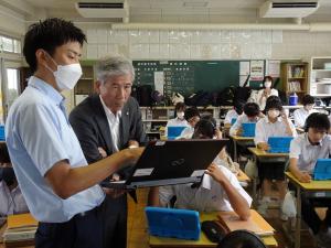 筑山中学校でICT教育の視察をする平井一三市長