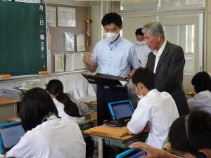 筑山中学校でICT教育の視察をする平井一三市長
