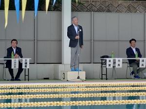 開会式で挨拶を行う平井一三市長