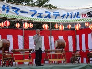 原田の夏まつりで挨拶をする平井一三市長