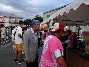 針摺の夏まつりをみる平井一三市長