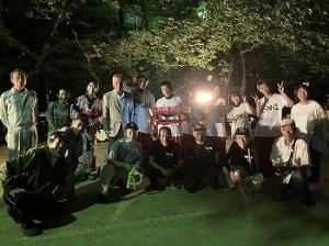 紫ヶ丘の夏まつりで役員さんたちと一緒に写真を撮った平井一三市長