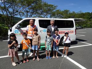 竜岩自然の家で御笠小学校の６人の児童と集合写真を撮った平井一三市長