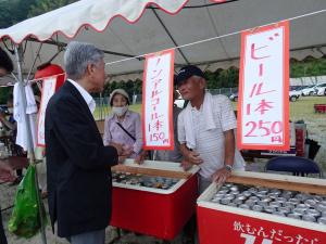 地域の方と話す平井一三市長（山口夏まつり）