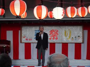 あいさつをする平井一三市長（古賀夏まつり）