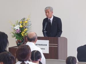 祈念式典で挨拶を行う平井一三市長