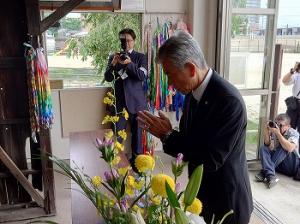 平和祈念館で祈りを捧げる平井一三市長