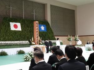 福岡県戦没者追悼式で献花をする平井一三市長