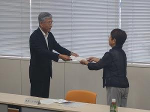 委嘱書の交付を行う平井一三市長