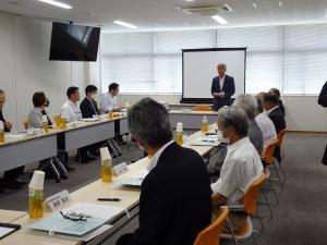 あいさつをする平井一三市長