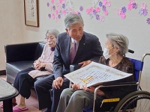 新100歳の方をお祝いする平井一三市長