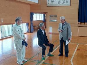 二日市東コミュニティ運営協議会会長と談笑する平井一三市長