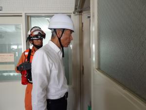 筑紫野消防署の消防訓練を見学する平井一三市長
