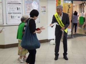 街頭啓発をする平井一三市長