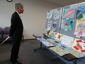 環境問題作品コンクールの審査をする平井一三市長