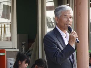 あいさつをする平井一三市長