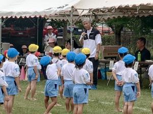 下見保育所運動会で挨拶を行う平井一三市長